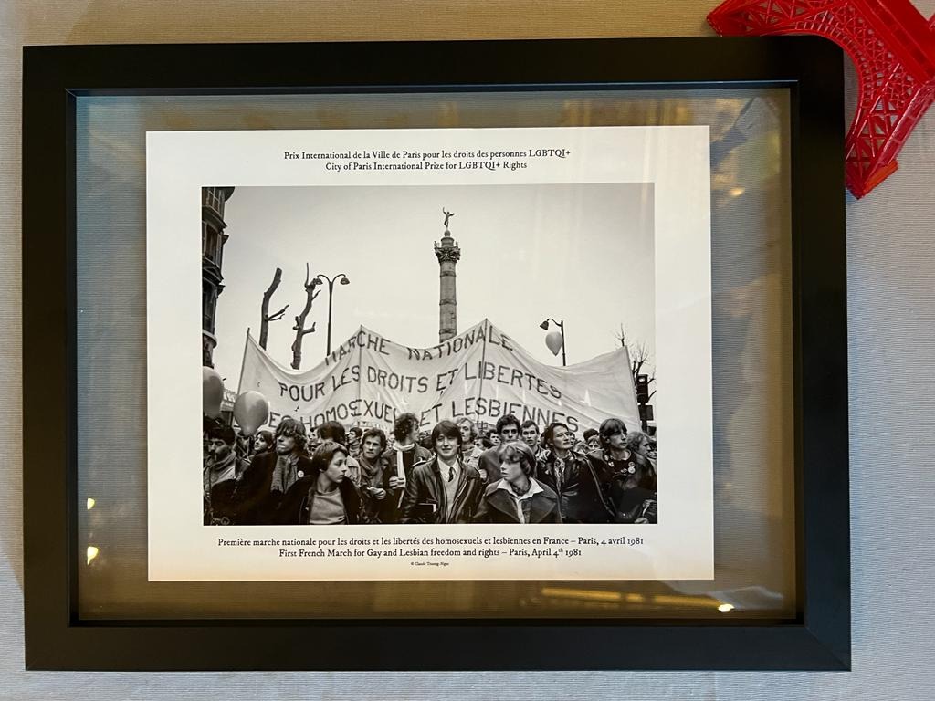 Photo du prix international de la Ville de Paris pour les droits des personnes LGBTQI+ remis au Réseau Santé Trans. La photo représente la première marche des homosexuels et lesbiennes, en 1981.